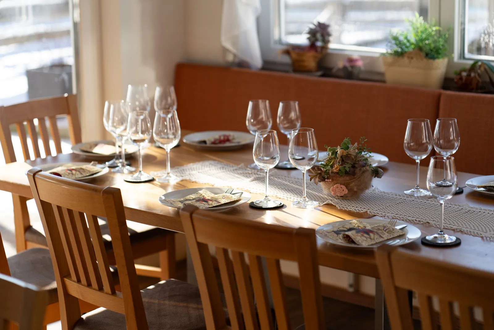 Sonniger, liebevoll gedeckter Tisch im Vitzal