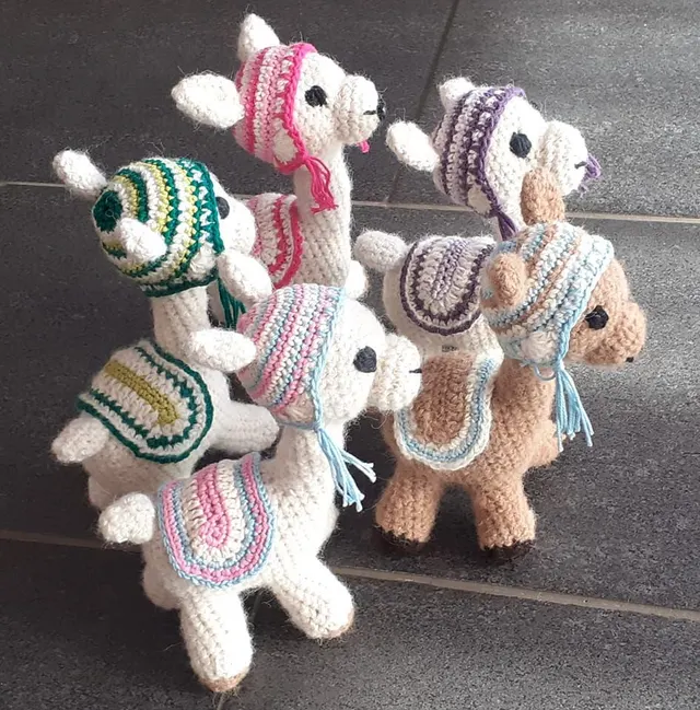 Handgearbeitete Häkel-Alpakas mit bunten Decken
